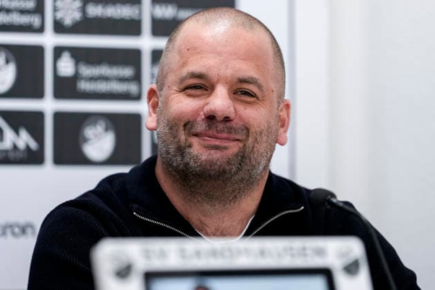 Stanko Patkovic (Scouting und Kaderplanung, SVS), Einzelbild, Einzelfoto, bei der Pressekonferenz zur Neuausrichtung der sportlichen Führung, PK, press conference, PK, Pressekonferenz Pressetermin, Medientermin, Freude, freuen, freut sich, freundlich, fröhlich, glücklich, strahlend, optimistisch, 28.11.2025, Sandhausen (Deutschland), Fussball, Regionalliga Südwest, Pressekonferenz SV Sandhausen xozx