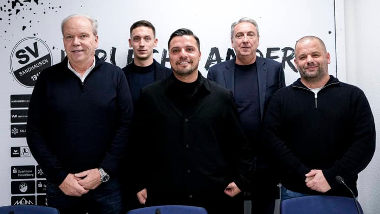 v.li.: Volker Piegsa (Geschäftsführer, SV Sandhausen, SVS), Dominik Machmeier (2. Vorsitzender, SV Sandhausen, SVS), Anthony Loviso (Sportdirektor, SVS), Jürgen Machmeier (Präsident, SV Sandhausen, SVS), Stanko Patkovic (Scouting und Kaderplanung, SVS), Gruppenbild, bei der Pressekonferenz zur Neuausrichtung der sportlichen Führung, PK, press conference, PK, Pressekonferenz Pressetermin, Medientermin, 28.11.2025, Sandhausen (Deutschland), Fussball, Regionalliga Südwest, Pressekonferenz SV Sandhausen