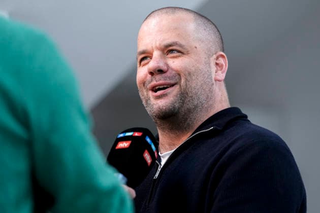 Stanko Patkovic (Scouting und Kaderplanung, SVS), Einzelbild, Einzelfoto, bei der Pressekonferenz zur Neuausrichtung der sportlichen Führung, PK, press conference, PK, Pressekonferenz Pressetermin, Medientermin, mit Mikrofon beim Interview, TV, Fernsehen, Freude, freuen, freut sich, freundlich, fröhlich, glücklich, strahlend, optimistisch, 28.11.2025, Sandhausen (Deutschland), Fussball, Regionalliga Südwest, Pressekonferenz SV Sandhausen
