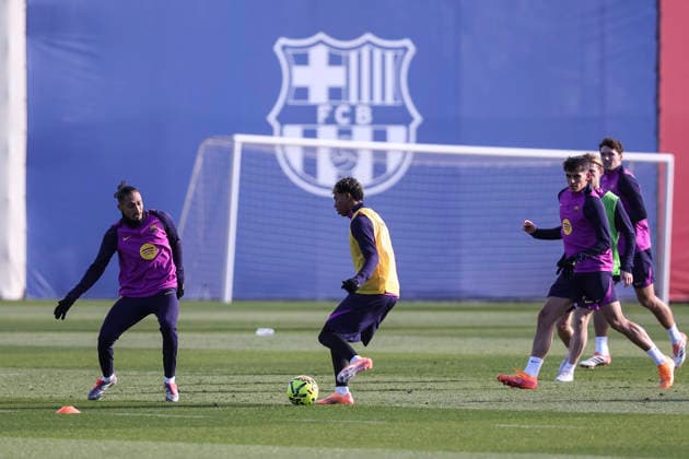 November 28, 2025, Sant Joan Despi, Barcelona, SPAIN: Raphinha and Lamine Yamal during the training day of FC Barcelona, Barca ahead the Spanish League, La Liga EA Sports, football match against Deportivo Alaves at Ciudad Esportiva Joan Gamper on November 28, 2025 in Sant Joan Despi, Barcelona, Spain. Sant Joan Despi SPAIN - ZUMAa181 20251128_zaa_a181_027 Copyright: xJavierxBorregox