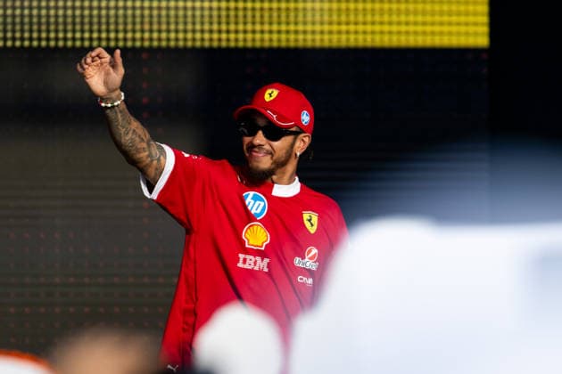 Lewis Hamilton (Scuderia Ferrari HP, Großbritannien, 44) auf der Buehne beim Fan Forum in der Fanzone, QTR, Formel 1 Weltmeisterschaft, Qatar Grand Prix, Lusail International Circuit, Freies Training, 28.11.2025 QTR, Formel 1 Weltmeisterschaft, Qatar Grand Prix, Lusail International Circuit, 28.11.2025 Lusail Copyright: xEibner-Pressefoto Memmlerx EP_MMR