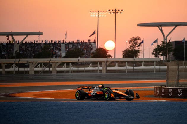 Lando Norris (McLaren Formula 1 Team, Großbritannien, 04) im MCL39 in Kurve 2 waehrend des Sonnenuntergang, QTR, Formel 1 Weltmeisterschaft, Qatar Grand Prix, Lusail International Circuit, Freies Training, 28.11.2025 QTR, Formel 1 Weltmeisterschaft, Qatar Grand Prix, Lusail International Circuit, 28.11.2025 Lusail Copyright: xEibner-Pressefoto Memmlerx EP_MMR