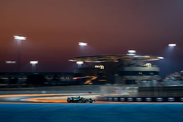 Fernando Alonso (Aston Martin Aramco F1 Team, Spanien, 14) im AMR25 in Kurve 2 waehrend des Sonnenuntergang, QTR, Formel 1 Weltmeisterschaft, Qatar Grand Prix, Lusail International Circuit, Freies Training, 28.11.2025 QTR, Formel 1 Weltmeisterschaft, Qatar Grand Prix, Lusail International Circuit, 28.11.2025 Lusail Copyright: xEibner-Pressefoto Memmlerx EP_MMR