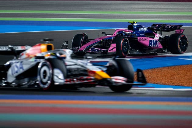 Franco Colapinto (BWT Alpine F1 Team, Argentinien, 43) im Alpine A525, davor Isack Hadjar (Visa Cash App Racing Bulls F1 Team, Frankreich, 06), QTR, Formel 1 Weltmeisterschaft, Qatar Grand Prix, Lusail International Circuit, Freies Training, 28.11.2025 QTR, Formel 1 Weltmeisterschaft, Qatar Grand Prix, Lusail International Circuit, 28.11.2025 Lusail Copyright: xEibner-Pressefoto Memmlerx EP_MMR