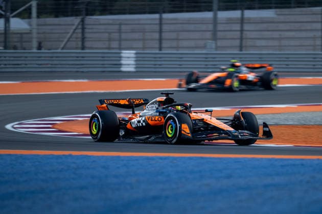 Oscar Piastri (McLaren Formula 1 Team, Australien, 81) im MCL39, dahinter Lando Norris (McLaren Formula 1 Team, Großbritannien, 04), QTR, Formel 1 Weltmeisterschaft, Qatar Grand Prix, Lusail International Circuit, Freies Training, 28.11.2025 QTR, Formel 1 Weltmeisterschaft, Qatar Grand Prix, Lusail International Circuit, 28.11.2025 Lusail Copyright: xEibner-Pressefoto Memmlerx EP_MMR