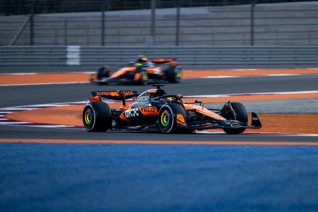 Oscar Piastri (McLaren Formula 1 Team, Australien, 81) im MCL39, dahinter Lando Norris (McLaren Formula 1 Team, Großbritannien, 04), QTR, Formel 1 Weltmeisterschaft, Qatar Grand Prix, Lusail International Circuit, Freies Training, 28.11.2025 QTR, Formel 1 Weltmeisterschaft, Qatar Grand Prix, Lusail International Circuit, 28.11.2025 Lusail Copyright: xEibner-Pressefoto Memmlerx EP_MMR