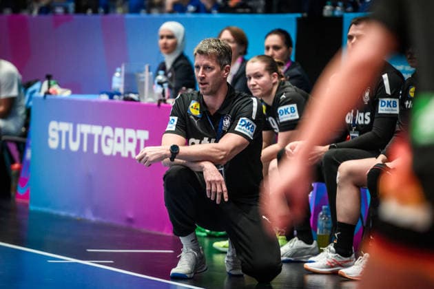 Markus Gaugisch (Deutschland Nationalmannschaft, Trainer) kritische Blicke am Spielfeldrand GER, Uruguay - Deutschland, Handball Weltmeisterschaft, Vorrunde, Gruppe C, 28.11.2025 GER, Uruguay - Deutschland, Handball Weltmeisterschaft, Vorrunde, Gruppe C, 28.11.2025 Stuttgart Copyright: xSandyxDinkelackerx EP_SDR