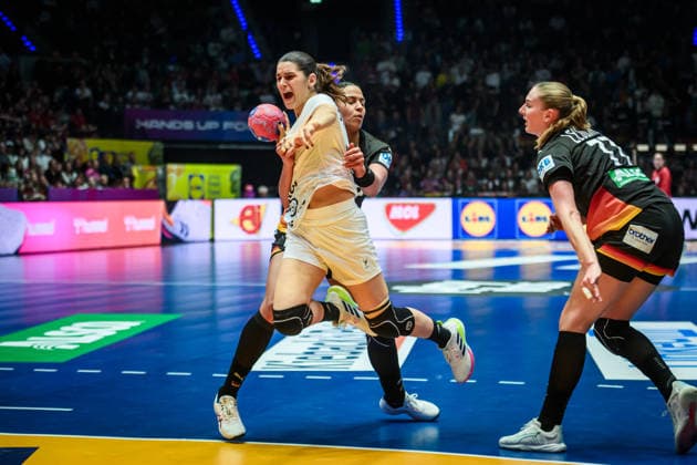 Camila Bianco Castiella (Uruguay, 08) vorbei an Aimee von Pereira (Deutschland, 49) und Viola Leuchter (Deutschland, 77), re. GER, Uruguay - Deutschland, Handball Weltmeisterschaft, Vorrunde, Gruppe C, 28.11.2025 GER, Uruguay - Deutschland, Handball Weltmeisterschaft, Vorrunde, Gruppe C, 28.11.2025 Stuttgart Copyright: xSandyxDinkelackerx EP_SDR