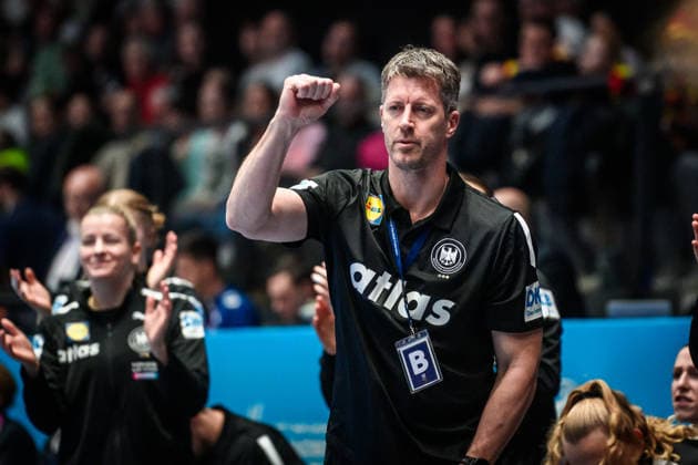 Markus Gaugisch (Deutschland Nationalmannschaft, Trainer) - Siegerfaust, Support von der Seitenlinie GER, Uruguay - Deutschland, Handball Weltmeisterschaft, Vorrunde, Gruppe C, 28.11.2025 GER, Uruguay - Deutschland, Handball Weltmeisterschaft, Vorrunde, Gruppe C, 28.11.2025 Stuttgart Copyright: xSandyxDinkelackerx EP_SDR
