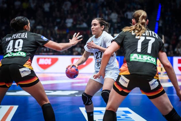 Paula Eastman Rueger (Uruguay, 27) zwischen Aimee von Pereira (Deutschland, 49) und Viola Leuchter (Deutschland, 77) GER, Uruguay - Deutschland, Handball Weltmeisterschaft, Vorrunde, Gruppe C, 28.11.2025 GER, Uruguay - Deutschland, Handball Weltmeisterschaft, Vorrunde, Gruppe C, 28.11.2025 Stuttgart Copyright: xSandyxDinkelackerx EP_SDR