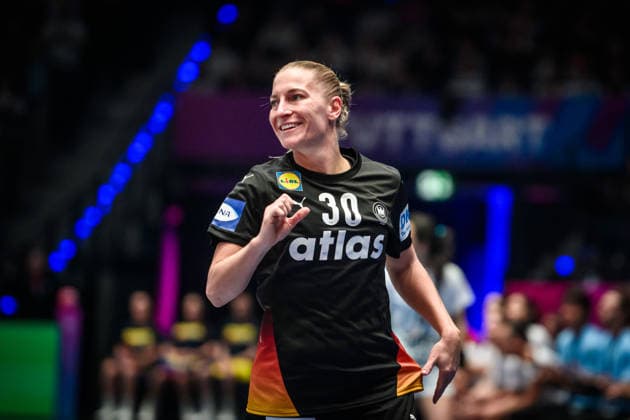 Jenny Behrend (Deutschland, 30) - Freude, Jubel, Lachen GER, Uruguay - Deutschland, Handball Weltmeisterschaft, Vorrunde, Gruppe C, 28.11.2025 GER, Uruguay - Deutschland, Handball Weltmeisterschaft, Vorrunde, Gruppe C, 28.11.2025 Stuttgart Copyright: xSandyxDinkelackerx EP_SDR