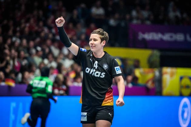 Alina Grijseels (Deutschland, 04) - Siegerpose, Siegerfaust GER, Uruguay - Deutschland, Handball Weltmeisterschaft, Vorrunde, Gruppe C, 28.11.2025 GER, Uruguay - Deutschland, Handball Weltmeisterschaft, Vorrunde, Gruppe C, 28.11.2025 Stuttgart Copyright: xSandyxDinkelackerx EP_SDR