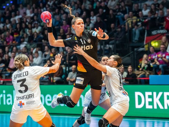 Xenia Smits (Deutschland, 11) im Zweikampf mit Sabrina Golda Lamas (Uruguay, 18), Uruguay vs. Deutschland, Handball, Weltmeisterschaft, Frauen, Spielzeit 2025 2026, 28.11.2025, Uruguay vs. Deutschland, Handball, Weltmeisterschaft, Frauen, Spielzeit 2025 2026, 28.11.2025 Stuttgart Copyright: xEibner-Pressefoto MichaelxSchmidx EP_MST