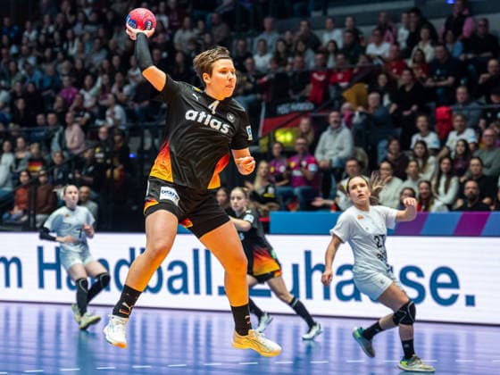 Alina Grijseels (Deutschland, 04) beim Tempogegenstoss, Uruguay vs. Deutschland, Handball, Weltmeisterschaft, Frauen, Spielzeit 2025 2026, 28.11.2025, Uruguay vs. Deutschland, Handball, Weltmeisterschaft, Frauen, Spielzeit 2025 2026, 28.11.2025 Stuttgart Copyright: xEibner-Pressefoto MichaelxSchmidx EP_MST