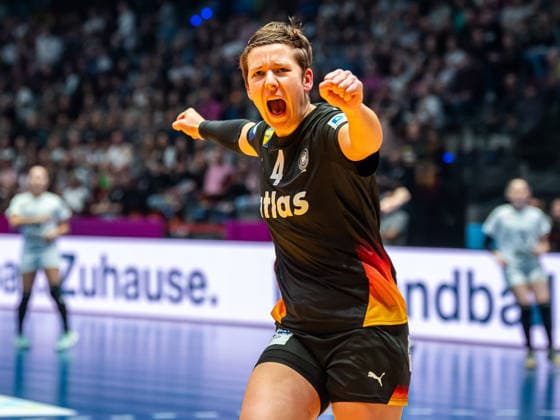 Alina Grijseels (Deutschland, 04) jubelt den Fans lautstark zu, Uruguay vs. Deutschland, Handball, Weltmeisterschaft, Frauen, Spielzeit 2025 2026, 28.11.2025, Uruguay vs. Deutschland, Handball, Weltmeisterschaft, Frauen, Spielzeit 2025 2026, 28.11.2025 Stuttgart Copyright: xEibner-Pressefoto MichaelxSchmidx EP_MST