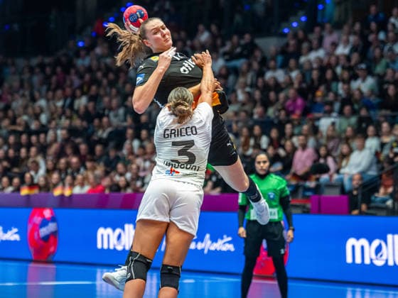 Viola Leuchter (Deutschland, 77) wird beim Wurf von Sabrina Grieco Vigna (Uruguay, 03) gestoert, Uruguay vs. Deutschland, Handball, Weltmeisterschaft, Frauen, Spielzeit 2025 2026, 28.11.2025, Uruguay vs. Deutschland, Handball, Weltmeisterschaft, Frauen, Spielzeit 2025 2026, 28.11.2025 Stuttgart Copyright: xEibner-Pressefoto MichaelxSchmidx EP_MST