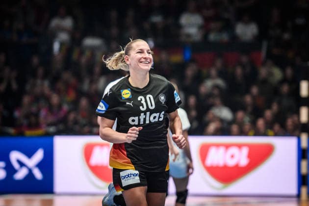 Jenny Behrend (Deutschland, 30) - Freude, Jubel, Lachen GER, Uruguay - Deutschland, Handball Weltmeisterschaft, Vorrunde, Gruppe C, 28.11.2025 GER, Uruguay - Deutschland, Handball Weltmeisterschaft, Vorrunde, Gruppe C, 28.11.2025 Stuttgart Copyright: xSandyxDinkelackerx EP_SDR