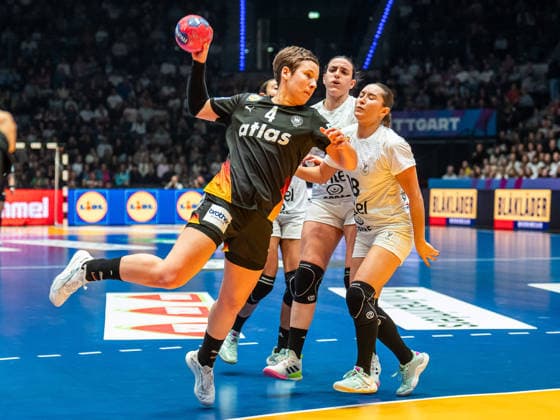 Alina Grijseels (Deutschland, 04) kommt frei zum Wurf, Uruguay vs. Deutschland, Handball, Weltmeisterschaft, Frauen, Spielzeit 2025 2026, 28.11.2025, Uruguay vs. Deutschland, Handball, Weltmeisterschaft, Frauen, Spielzeit 2025 2026, 28.11.2025 Stuttgart Copyright: xEibner-Pressefoto MichaelxSchmidx EP_MST