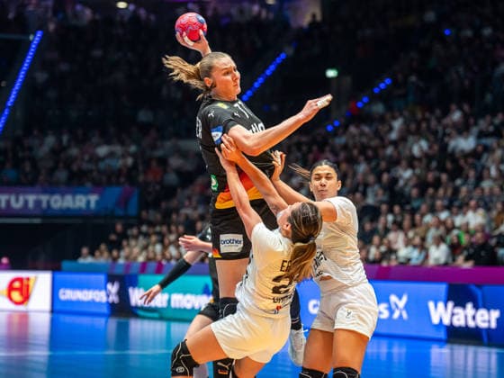 Viola Leuchter (Deutschland, 77) wird beim Wurf von Paula Eastman Ruegger (Uruguay, 27) und Julieta Pessina Portos (Uruguay, 02) gestoert, Uruguay vs. Deutschland, Handball, Weltmeisterschaft, Frauen, Spielzeit 2025 2026, 28.11.2025, Uruguay vs. Deutschland, Handball, Weltmeisterschaft, Frauen, Spielzeit 2025 2026, 28.11.2025 Stuttgart Copyright: xEibner-Pressefoto MichaelxSchmidx EP_MST
