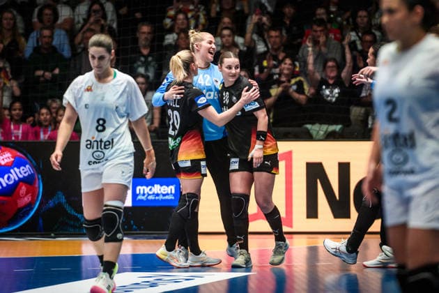 Katharina Filter (Deutschland, 42), Mitte freut sich mit Antje Doell (Deutschland, 29), li. und Mareike Thomaier (Deutschland, 10), re. GER, Uruguay - Deutschland, Handball Weltmeisterschaft, Vorrunde, Gruppe C, 28.11.2025 GER, Uruguay - Deutschland, Handball Weltmeisterschaft, Vorrunde, Gruppe C, 28.11.2025 Stuttgart Copyright: xSandyxDinkelackerx EP_SDR