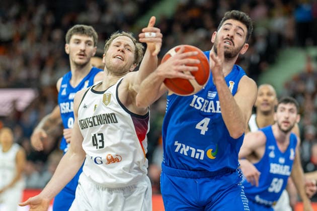 Christian Sengfelder (Deutschland, 43), Gur Lavi (Israel, 04), GER, Deutschland vs. Isreal, FIBA, Basketball, World Cup 2027 European Qualifiers, Laenderspiel, Runde 1, Gruppe E, 28.11.2025, GER, Deutschland vs. Isreal, FIBA, Basketball, World Cup 2027 European Qualifiers, Laenderspiel, Runde 1, Gruppe E, 28.11.2025 Neu-Ulm Copyright: xEibner-Pressefotox EP_EER