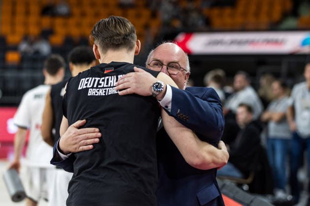 GER, FIBA Basketball World Cup 2027, European Qualifiers, Deutschland-Israel. 28.11.2025, Ratiopharm Arena, Neu-Ulm, GER, FIBA Basketball World Cup 2027, European Qualifiers, Deutschland-Israel. David Krämer (Deutschland, No44), Ingo Weiss, DBB-Präsident  Foto: Alexander Trienitz Neu-Ulm Ratiopharm Arena Bayern Deutschland