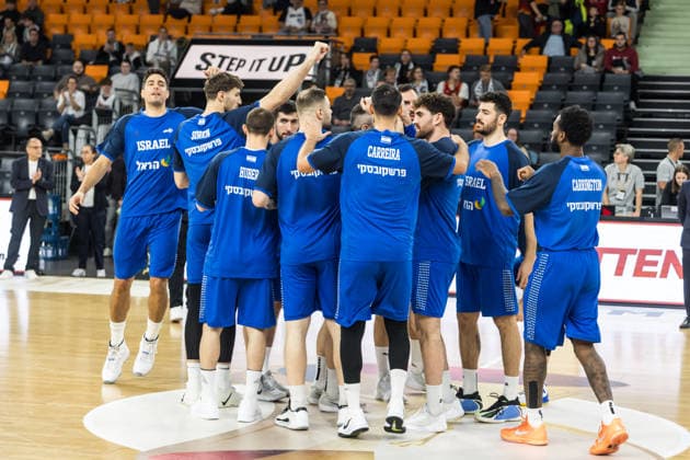 GER, FIBA Basketball World Cup 2027, European Qualifiers, Deutschland-Israel. 28.11.2025, Ratiopharm Arena, Neu-Ulm, GER, FIBA Basketball World Cup 2027, European Qualifiers, Deutschland-Israel. Team Israel, Schulterschluss  Foto: Alexander Trienitz Neu-Ulm Ratiopharm Arena Bayern Deutschland