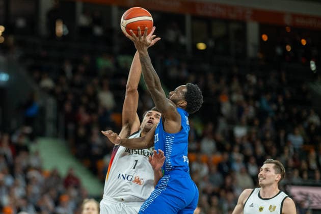 Oscar Da Silva (Deutschland, 01), Khadeen Carrington (Israel, 03), David Kramer (Deutschland, 44), GER, Deutschland vs. Isreal, FIBA, Basketball, World Cup 2027 European Qualifiers, Laenderspiel, Runde 1, Gruppe E, 28.11.2025, GER, Deutschland vs. Isreal, FIBA, Basketball, World Cup 2027 European Qualifiers, Laenderspiel, Runde 1, Gruppe E, 28.11.2025 Neu-Ulm Copyright: xEibner-Pressefotox EP_EER