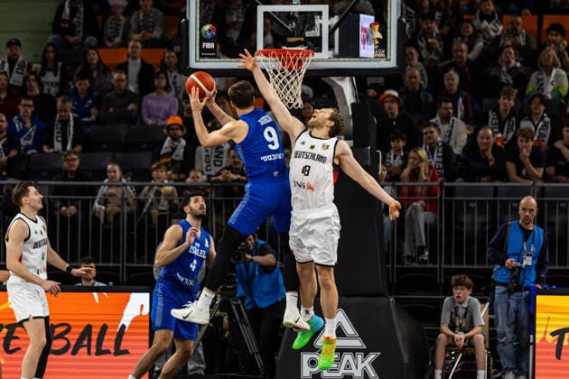 GER, FIBA Basketball World Cup 2027, European Qualifiers, Deutschland-Israel. 28.11.2025, Ratiopharm Arena, Neu-Ulm, GER, FIBA Basketball World Cup 2027, European Qualifiers, Deutschland-Israel. Roman Sorkin (Israel, No9), Christian Sengfelder (Deutschland, No43) Â Foto: Alexander Trienitz Neu-Ulm Ratiopharm Arena Bayern Deutschland