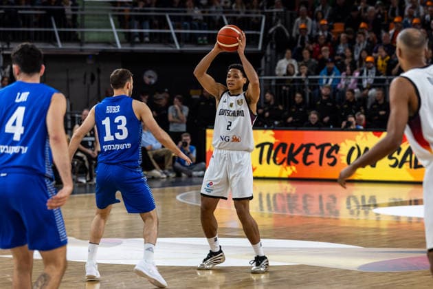 GER, FIBA Basketball World Cup 2027, European Qualifiers, Deutschland-Israel. 28.11.2025, Ratiopharm Arena, Neu-Ulm, GER, FIBA Basketball World Cup 2027, European Qualifiers, Deutschland-Israel. Jack Kayil (Deutschland, No2) Â Foto: Alexander Trienitz Neu-Ulm Ratiopharm Arena Bayern Deutschland