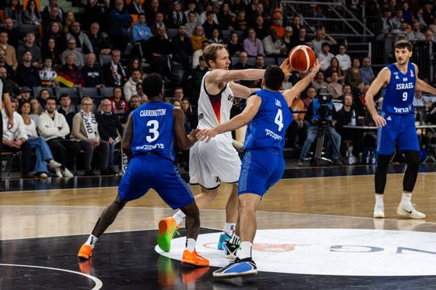 GER, FIBA Basketball World Cup 2027, European Qualifiers, Deutschland-Israel. 28.11.2025, Ratiopharm Arena, Neu-Ulm, GER, FIBA Basketball World Cup 2027, European Qualifiers, Deutschland-Israel. Christian Sengfelder (Deutschland, No43), Gur Lavi (Israel, No 4) Â Foto: Alexander Trienitz Neu-Ulm Ratiopharm Arena Bayern Deutschland