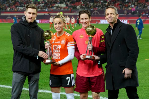 Giulia Gwinn (Germany) und Torhueterin Ann-Katrin Berger (Germany) werden vom Kicker Sportmagazin als Spielerinnen des Jahres ausgezeichnet, UEFA Women s Nations League 2025 Final First Leg, Germany v Spain, Fritz-Walter-Stadion am 28. November 2025 in Kaiserslautern, Deutschland. (Foto von Marco Steinbrenner DeFodi Images) Giulia Gwinn (Germany) und Torhueterin Ann-Katrin Berger (Germany) are named Players of the Year by Kicker Sports Magazine, UEFA Women s Nations League 2025 Final First Leg, Germany v Spain, Fritz-Walter-Stadion, November 28, 2025 in Kaiserslautern, Germany. (Photo by Marco Steinbrenner DeFodi Images)