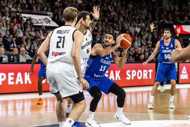 GER, FIBA Basketball World Cup 2027, European Qualifiers, Deutschland-Israel. 28.11.2025, Ratiopharm Arena, Neu-Ulm, GER, FIBA Basketball World Cup 2027, European Qualifiers, Deutschland-Israel. Lior Carreira (Israel, No15) Â Foto: Alexander Trienitz Neu-Ulm Ratiopharm Arena Bayern Deutschland