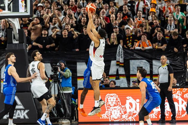 GER, FIBA Basketball World Cup 2027, European Qualifiers, Deutschland-Israel. 28.11.2025, Ratiopharm Arena, Neu-Ulm, GER, FIBA Basketball World Cup 2027, European Qualifiers, Deutschland-Israel. Jack Kayil (Deutschland, No2) Â Foto: Alexander Trienitz Neu-Ulm Ratiopharm Arena Bayern Deutschland