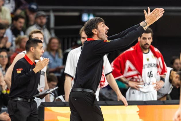 GER, FIBA Basketball World Cup 2027, European Qualifiers, Deutschland-Israel. 28.11.2025, Ratiopharm Arena, Neu-Ulm, GER, FIBA Basketball World Cup 2027, European Qualifiers, Deutschland-Israel. Ãlex Mumbru (Trainer, Deutschland) Â Foto: Alexander Trienitz Neu-Ulm Ratiopharm Arena Bayern Deutschland