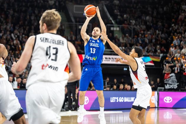 GER, FIBA Basketball World Cup 2027, European Qualifiers, Deutschland-Israel. 28.11.2025, Ratiopharm Arena, Neu-Ulm, GER, FIBA Basketball World Cup 2027, European Qualifiers, Deutschland-Israel. Roi Huber (Israel, No13) Â Foto: Alexander Trienitz Neu-Ulm Ratiopharm Arena Bayern Deutschland