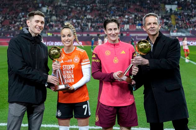v.li.: Giulia Gwinn (DFB-Frauen) und Ann-Katrin Berger (Torwart, Torhüterin, DFB-Frauen) bei der Ehrung vor dem Anpfiff zur Fußballerin des Jahres, kicker, Ehre, Auszeichnung, Deutsche Nationalspielerin, Deutschlands Nationalspielerinnen, 28.11.2025, Kaiserslautern (Deutschland), Fussball, UEFA Women s Nations League, Finale, Hinspiel, Deutschland - Spanien, THE EVENT REGULATIONS PROHIBIT ANY USE OF PHOTOGRAPHS AS IMAGE SEQUENCES AND OR QUASI-VIDEO.
