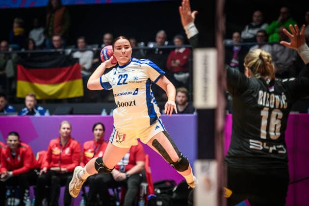 Elin Rosa Magnusdottir (Island, 22) vs. Jovana Risovic (Serbien, 16) GER, Serbien - Island, Handball Weltmeisterschaft, Vorrunde, Gruppe C, 28.11.2025 GER, Serbien - Island, Handball Weltmeisterschaft, Vorrunde, Gruppe C, 28.11.2025 Stuttgart Copyright: xSandyxDinkelackerx EP_SDR