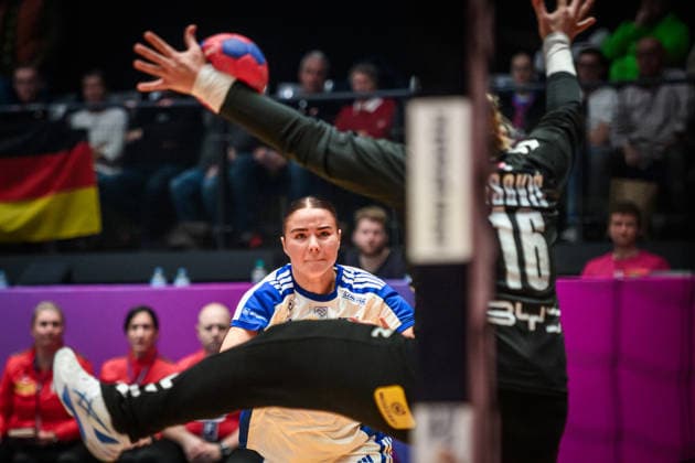 Elin Rosa Magnusdottir (Island, 22) vs. Jovana Risovic (Serbien, 16) GER, Serbien - Island, Handball Weltmeisterschaft, Vorrunde, Gruppe C, 28.11.2025 GER, Serbien - Island, Handball Weltmeisterschaft, Vorrunde, Gruppe C, 28.11.2025 Stuttgart Copyright: xSandyxDinkelackerx EP_SDR