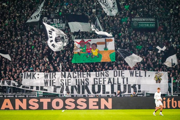 Deutschland: Fussball Bundesliga 2025 26, 12. Spieltag - Borussia Mönchengladbach vs RB Leipzig - Borussia-Park (Mönchengladbach): Fangruppe Gladbach, Choreo und Spruchbänder, politische Fanbotschaft, Banner zu Populismus vs Fakten, gesellschaftliche Debatte, Fankultur, Stadionstimmung, Sicherheit bei Großevents, kontroverse Darstellung, öffentliche Diskussion, Ultras, Bundesliga-Atmosphäre, Medienaufmerksamkeit, Innenministerkonferenz Mönchengladbach Nordrhein-Westfalen Deutschland Copyright: xJOERANxSTEINSIEKx