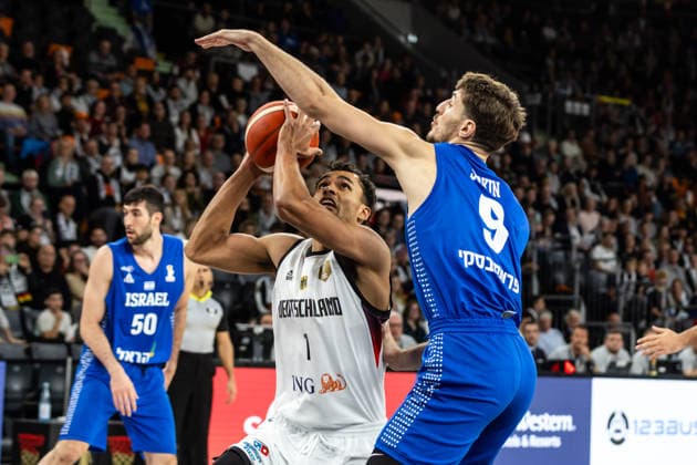 GER, FIBA Basketball World Cup 2027, European Qualifiers, Deutschland-Israel. 28.11.2025, Ratiopharm Arena, Neu-Ulm, GER, FIBA Basketball World Cup 2027, European Qualifiers, Deutschland-Israel. Oscar da Silva (Deutschland, No1), Roman Sorkin (Israel, No9) Â Foto: Alexander Trienitz Neu-Ulm Ratiopharm Arena Bayern Deutschland