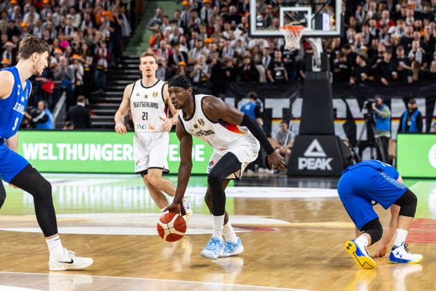 GER, FIBA Basketball World Cup 2027, European Qualifiers, Deutschland-Israel. 28.11.2025, Ratiopharm Arena, Neu-Ulm, GER, FIBA Basketball World Cup 2027, European Qualifiers, Deutschland-Israel. Isaac Bonga (Deutschland, No0) Â Foto: Alexander Trienitz Neu-Ulm Ratiopharm Arena Bayern Deutschland