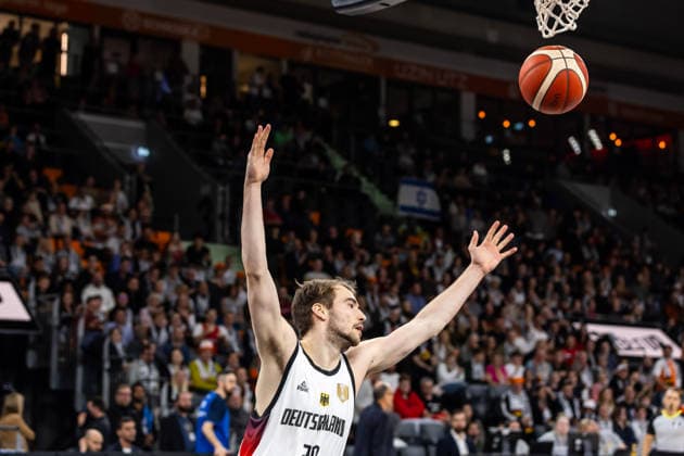 GER, FIBA Basketball World Cup 2027, European Qualifiers, Deutschland-Israel. 28.11.2025, Ratiopharm Arena, Neu-Ulm, GER, FIBA Basketball World Cup 2027, European Qualifiers, Deutschland-Israel. Malte Delow (Deutschland, No20) jubelt  Foto: Alexander Trienitz Neu-Ulm Ratiopharm Arena Bayern Deutschland