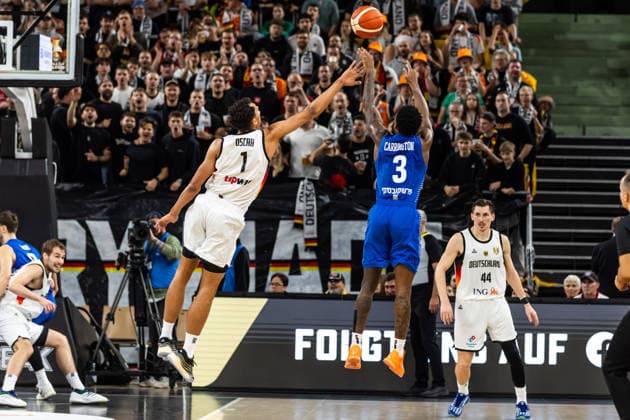 GER, FIBA Basketball World Cup 2027, European Qualifiers, Deutschland-Israel. 28.11.2025, Ratiopharm Arena, Neu-Ulm, GER, FIBA Basketball World Cup 2027, European Qualifiers, Deutschland-Israel. Khadeen Carrington (Israel, No3), Oscar da Silva (Deutschland, No1) Â Foto: Alexander Trienitz Neu-Ulm Ratiopharm Arena Bayern Deutschland