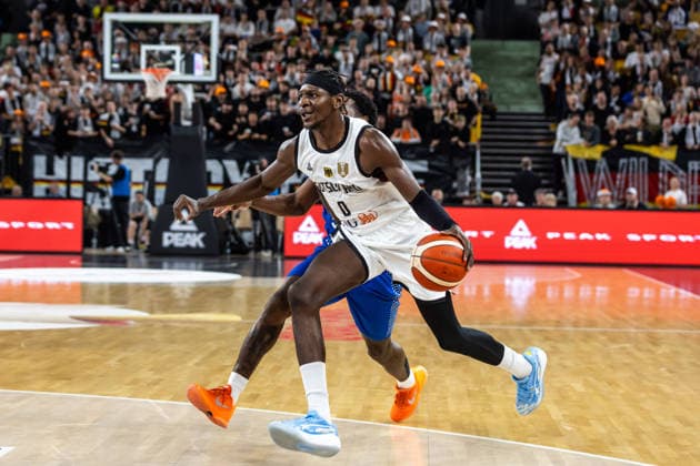 GER, FIBA Basketball World Cup 2027, European Qualifiers, Deutschland-Israel. 28.11.2025, Ratiopharm Arena, Neu-Ulm, GER, FIBA Basketball World Cup 2027, European Qualifiers, Deutschland-Israel. Isaac Bonga (Deutschland, No0) Â Foto: Alexander Trienitz Neu-Ulm Ratiopharm Arena Bayern Deutschland