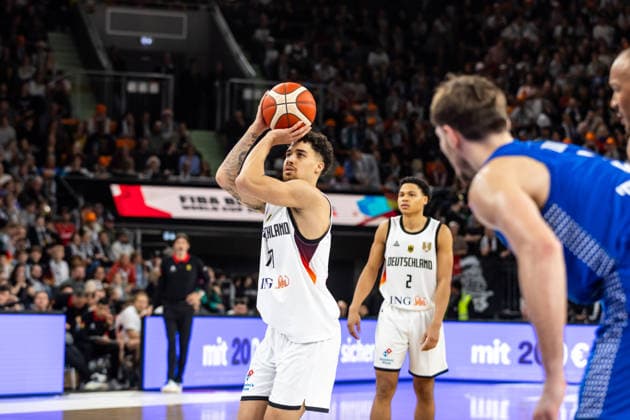 GER, FIBA Basketball World Cup 2027, European Qualifiers, Deutschland-Israel. 28.11.2025, Ratiopharm Arena, Neu-Ulm, GER, FIBA Basketball World Cup 2027, European Qualifiers, Deutschland-Israel. Joshua Obiesie (Deutschland, No77) bei einem Freiwurf  Foto: Alexander Trienitz Neu-Ulm Ratiopharm Arena Bayern Deutschland