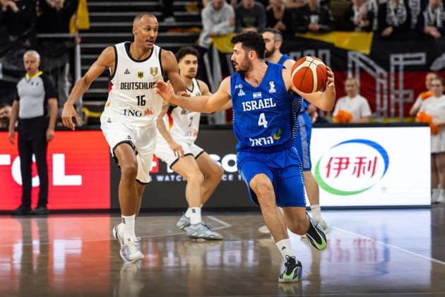 GER, FIBA Basketball World Cup 2027, European Qualifiers, Deutschland-Israel. 28.11.2025, Ratiopharm Arena, Neu-Ulm, GER, FIBA Basketball World Cup 2027, European Qualifiers, Deutschland-Israel. Gur Lavi (Israel, No 4) Â Foto: Alexander Trienitz Neu-Ulm Ratiopharm Arena Bayern Deutschland