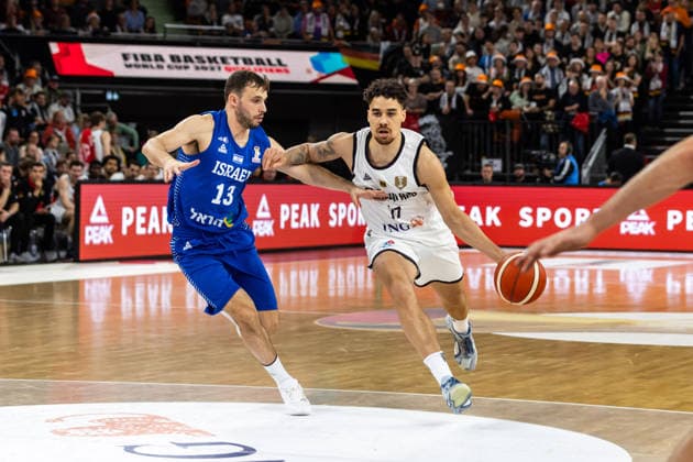 GER, FIBA Basketball World Cup 2027, European Qualifiers, Deutschland-Israel. 28.11.2025, Ratiopharm Arena, Neu-Ulm, GER, FIBA Basketball World Cup 2027, European Qualifiers, Deutschland-Israel. Joshua Obiesie (Deutschland, No77), Yair Kravits (Israel, No33) Â Foto: Alexander Trienitz Neu-Ulm Ratiopharm Arena Bayern Deutschland