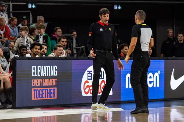 GER, FIBA Basketball World Cup 2027, European Qualifiers, Deutschland-Israel. 28.11.2025, Ratiopharm Arena, Neu-Ulm, GER, FIBA Basketball World Cup 2027, European Qualifiers, Deutschland-Israel. Ãlex Mumbru (Trainer, Deutschland) diskutiert mit dem Schiedsrichter  Foto: Alexander Trienitz Neu-Ulm Ratiopharm Arena Bayern Deutschland