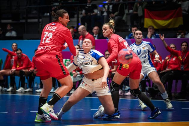 Diana Doegg Magnusdottir (Island, 07) zwischen Dragana Cvijic (Serbien, 72) und Andela Janjusevic (Serbien, 15), re. GER, Serbien - Island, Handball Weltmeisterschaft, Vorrunde, Gruppe C, 28.11.2025 GER, Serbien - Island, Handball Weltmeisterschaft, Vorrunde, Gruppe C, 28.11.2025 Stuttgart Copyright: xSandyxDinkelackerx EP_SDR